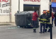 IMPRESIONANTE CHOQUE EN VILLA SOLEDAD: UN AUTO QUEDO VOLCADO