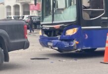 Fuerte choque entre un colectivo y una camioneta, hay 8 lesionados